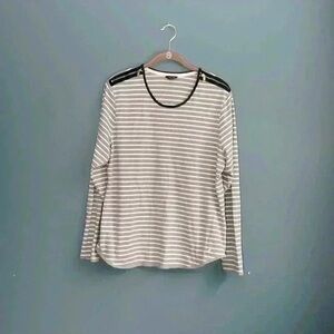 Nautica‎ gray and white long sleeve shirt, zip shoulder women’s size XXL
